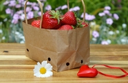 一袋子新鲜有机草莓图片