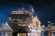 海港码头大型邮轮夜景图片