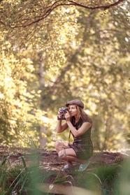 春天树林正在拍照的摄影师美女图片