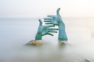 海岸礁石雾气朦胧手势艺术摄影图片