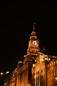 繁华都市钟楼建筑夜景图片
