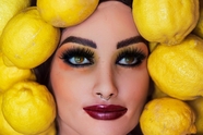 头顶黄色柠檬的美女图片