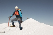 冬季户外登山运动员摄影图片