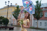 夏日街头雨中撑伞的美女图片