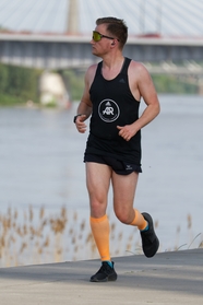 中年男人河边慢跑摄影图片