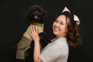 亚洲美女抱着狗狗写真图片