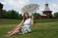夏天公园草地撑伞的美女图片