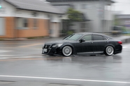 雨中极速行驶的黑色汽车图片