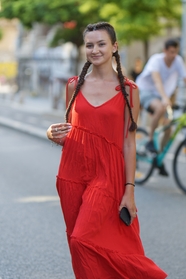 欧美夏日街头街拍红裙美女图片
