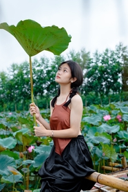 清纯肚兜美女人体写真艺术照图片