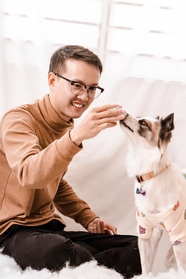 亚洲帅哥和狗狗亲密互动图片