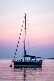 日暮黄昏海上停泊的船艇图片