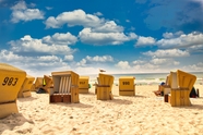 夏日蓝天白云海边沙滩椅图片