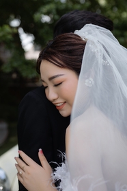亚洲新娘穿着白色婚纱图片