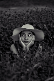 黑白风格花海艺术美女图片摄影