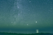 海岸星空仙女座星系摄影图片
