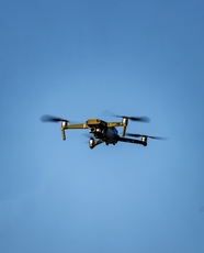 高空飞行的无人机设备摄影图片