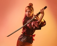 穿日本和服持刀的欧美美女图片