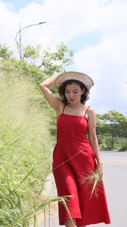 越南红色连衣裙美女写真图片