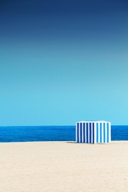 夏日白色沙滩蓝色大海摄影图片