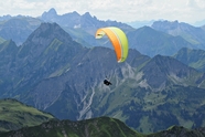 阿尔卑斯山滑翔伞运动摄影图片