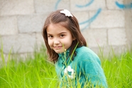 绿色草丛巴勒斯坦小女孩图片