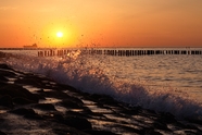黄昏落日余晖海岸风景摄影图片