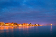 夏日沿海城市夜景摄影图片