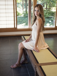 坐在室内的连衣裙美女写真图片