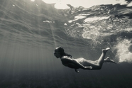 水下潜水的女孩黑白摄影图片