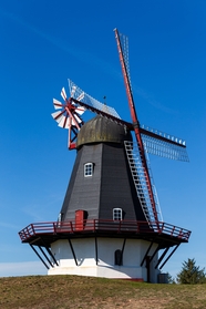丹麦大型风车建筑摄影图片