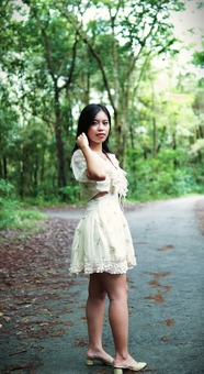绿色树林亚洲年轻美女写真图片