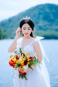 河边唯美新娘白色婚纱写真摄影图片