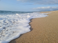 夏日海边海水拍打着沙滩图片
