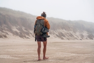 荒漠美女背包旅行背影摄影图片