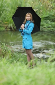 站在河边撑着黑色雨伞的美女图片