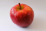 湿哒哒的红苹果摄影图片