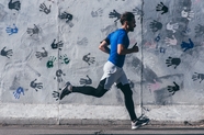 欧美男人跑步运动健身图片