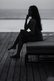 美女坐在海边看海黑白剪影摄影图片