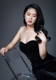 亚洲黑色低胸小礼服性感美女写真图片