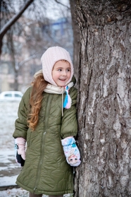 冬天户外躲猫猫的小女孩图片