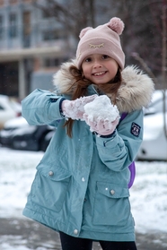 欧美冬季小女孩玩雪团图片