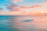 海平面日出云彩摄影图片