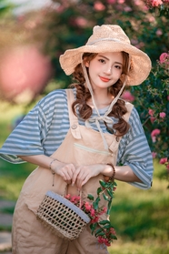 春日花园戴帽甜美背带裤美女写真图片