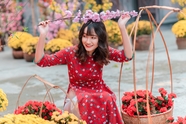花卉集市穿着碎花奥黛裙的美女图片