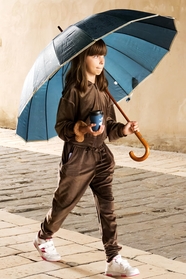 撑着大骨伞行走在路上的小女孩图片