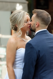 欧美新婚夫妇接吻摄影图片