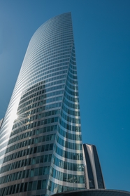 现代摩天大楼正面结构摄影图片