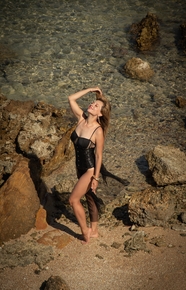 海岸性感撩人黑色内衣诱惑人体模特图片