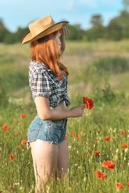 春天性感超短裤美女户外人体摄影图片
